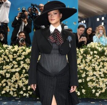 شاهد .. ريهانا تعلن حملها بطفلها الثالث على السجادة الحمراء - بالصور