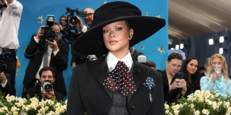 شاهد .. ريهانا تعلن حملها بطفلها الثالث على السجادة الحمراء - بالصور