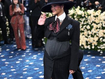 شاهد .. ريهانا تعلن حملها بطفلها الثالث على السجادة الحمراء - بالصور