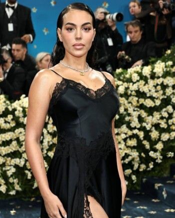 شاهد .. جورجينا رودريغيز تستوحي إطلالتها من الأميرة ديانا في أولى إطلالاتها في حفل الـ MET Gala