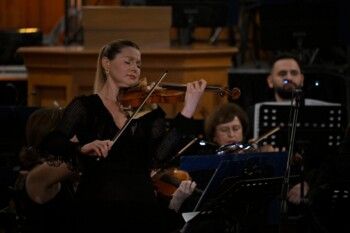 شاهد .. ليلة ساحرة للأوركسترا الفلهارمونية الوطنية اللبنانية بقيادة المايسترو ماتيسيك والثنائي ملاعب