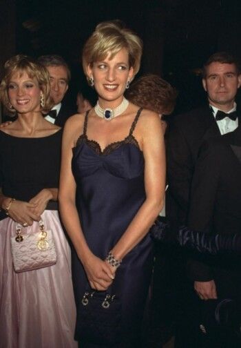 شاهد .. جورجينا رودريغيز تستوحي إطلالتها من الأميرة ديانا في أولى إطلالاتها في حفل الـ MET Gala