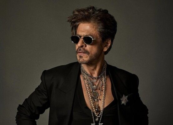 شاهد .. شاروخان بموقف محرج للغاية على السجادة الزرقاء.. هذا ما إضطر لفعله