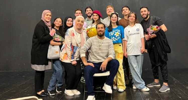 شاهد .. "عصفور طل من الشباك".. محمد فوعاني يقود طلاب "كواليس" في عرض يروي وجع الحرب