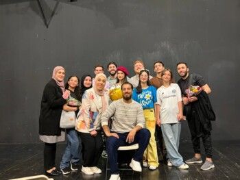 شاهد .. "عصفور طل من الشباك".. محمد فوعاني يقود طلاب "كواليس" في عرض يروي وجع الحرب