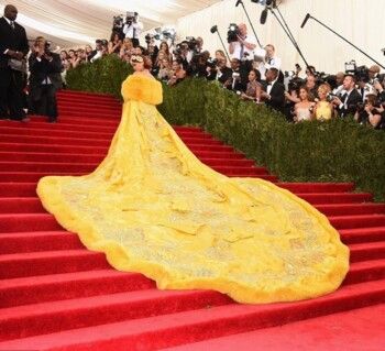 شاهد .. ريهانا مُحرجة وهذا ما فعتله بسائقها-بالصورة