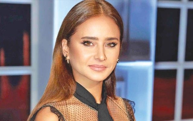 شاهد .. نيللي كريم تلفت الأنظار بإطلالة كاجوال أنيقة من المغرب