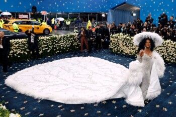 شاهد .. فنانة عالمية تعود إلى حفل Met Gala لأول مرة منذ 22 عامًا