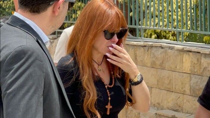 شاهد .. راغب علامة ونانسي عجرم وسيرين عبد النور ونادين الراسي يواسون كارول سماحة في عزاء زوجها