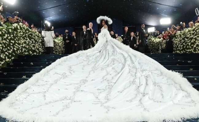 شاهد .. فنانة عالمية تعود إلى حفل Met Gala لأول مرة منذ 22 عامًا