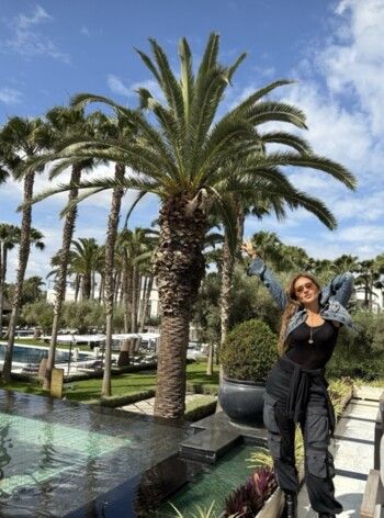 شاهد .. نيللي كريم تلفت الأنظار بإطلالة كاجوال أنيقة من المغرب