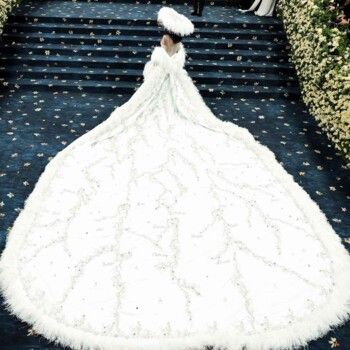 شاهد .. فنانة عالمية تعود إلى حفل Met Gala لأول مرة منذ 22 عامًا