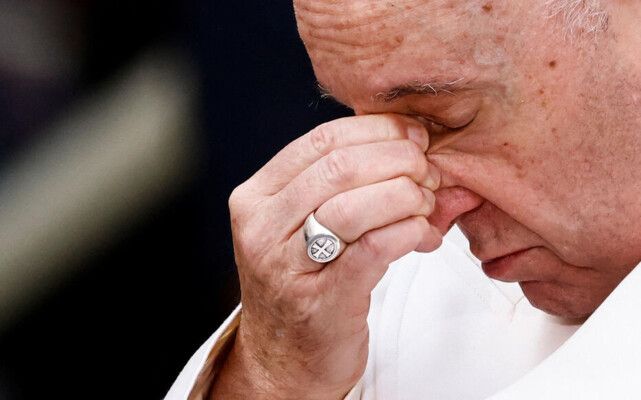 شاهد .. ما قصة خاتم البابا فرنسيس الذي تم كسره بعد وفاته؟