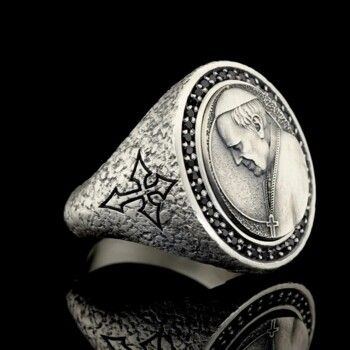 شاهد .. ما قصة خاتم البابا فرنسيس الذي تم كسره بعد وفاته؟