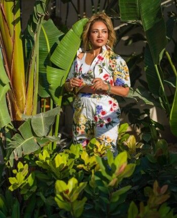 شاهد .. ليلى علوي تطل بـ كروب توب في أحدث جلسة تصوير والجمهور يعلق