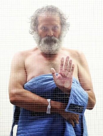 شاهد .. بعد الحكم القضائي .. شكل "مُطارد" جينيفر أنيستون يثير الذعر في المحكمة