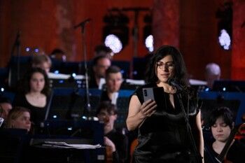 شاهد .. بيروت تحتفي بالموسيقى الروسية في أمسية "أصداء من روسيا" بقيادة سلادكوفسكي وبمشاركة سلوفاتشيفسكي