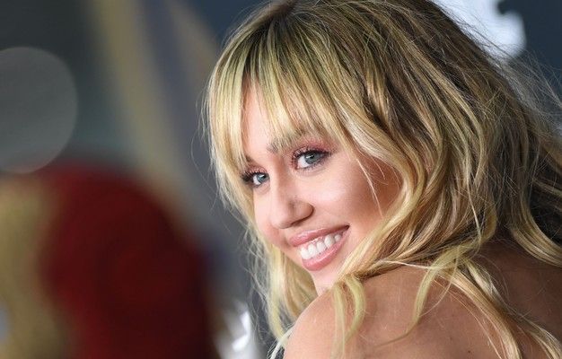 شاهد .. مايلي سايرس تنهار بالبكاء والسبب؟