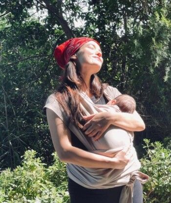 شاهد .. بينار دينيز مع طفلها..هكذا تصرّفت-بالصورة