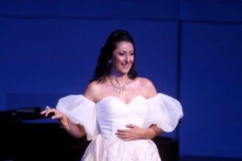 شاهد .. أميرة سليم تتألق في أولى حفلاتها بدار الأوبرا المصرية