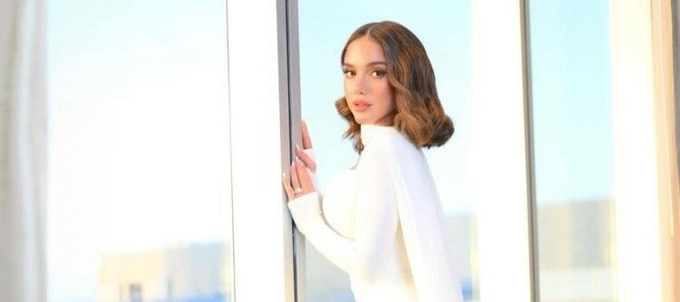 شاهد .. والدة رنا رئيس تخطف الأنظار في حفل زفافها.. بدت كأنها شقيقتها