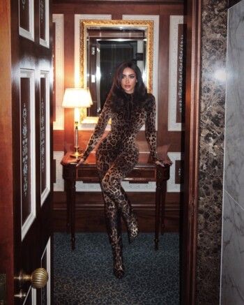 شاهد .. نور الغندور تستعرض رشاقتها بجامبسوت خيالي من Dolce & Gabbana