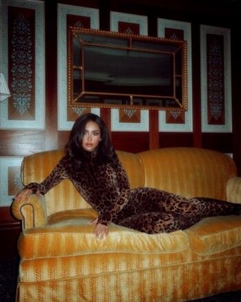 شاهد .. نور الغندور تستعرض رشاقتها بجامبسوت خيالي من Dolce & Gabbana