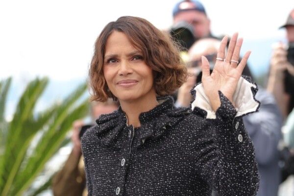 شاهد .. العري ممنوع في مهرجان كان .. وهالي بيري وقعت في مأزق