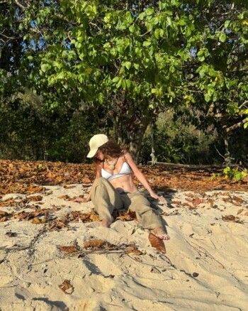 شاهد .. ميريام فارس تقضي وقت ممتعاً بملابس السباحة على الشاطئ