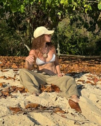 شاهد .. ميريام فارس تقضي وقت ممتعاً بملابس السباحة على الشاطئ