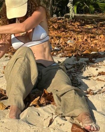 شاهد .. ميريام فارس تقضي وقت ممتعاً بملابس السباحة على الشاطئ