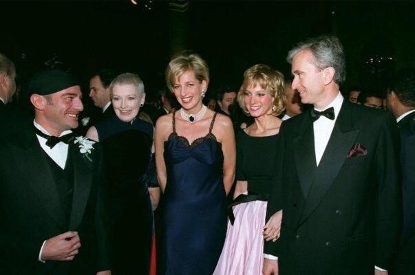 شاهد .. الأميرة ديانا أبهرت حفل Met Gala بفستانها الجريء وتم تعديله سراً