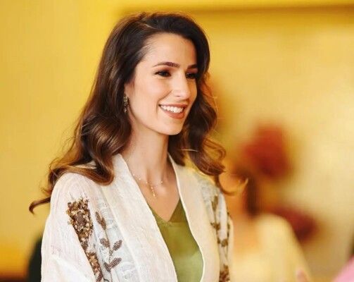 شاهد .. تفاصيل إطلالة الأميرة رجوة في حفل زفاف الأميرة عائشة.. تصميم الفستان وسعره