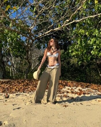 شاهد .. ميريام فارس تقضي وقت ممتعاً بملابس السباحة على الشاطئ