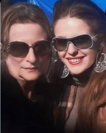 شاهد .. بكلمات مؤثرة.. دنيا عبد العزيز تستذكر والدتها الراحلة