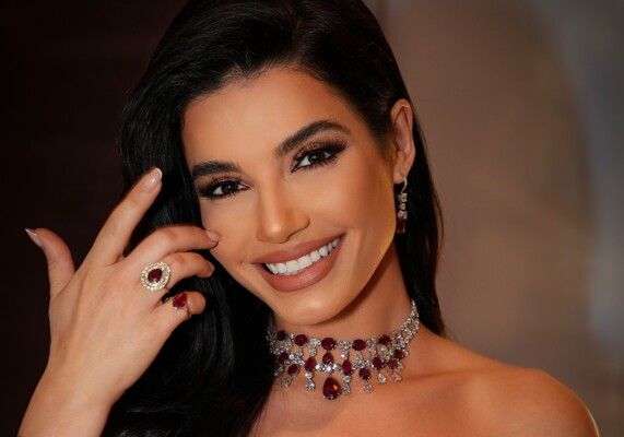 شاهد .. ليال الاختيار تتألق بالأحمر بتوقيع نور فتح الله