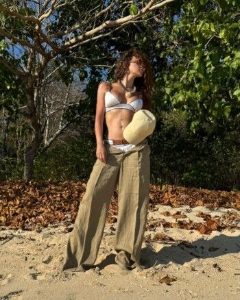 شاهد .. ميريام فارس تقضي وقت ممتعاً بملابس السباحة على الشاطئ