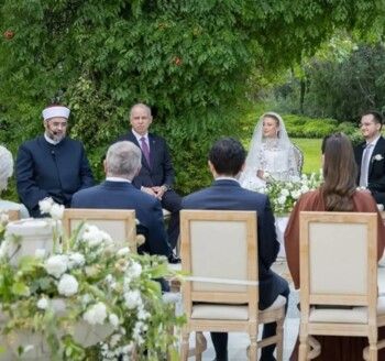 شاهد .. الأميرة الأردنية عائشة بنت فيصل تحتفل بزفافها في أجواء عائلية ملكية
