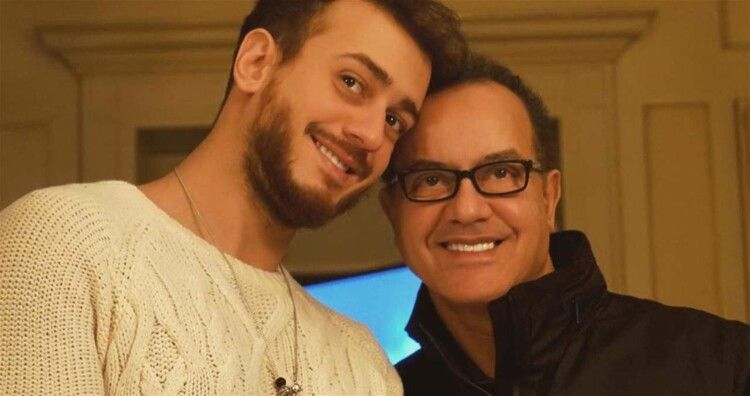 شاهد .. والد سعد لمجرد يبكي على المسرح متأثراً بسبب إبنه