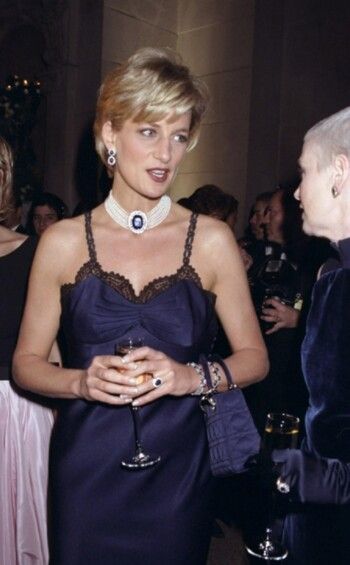 شاهد .. الأميرة ديانا أبهرت حفل Met Gala بفستانها الجريء وتم تعديله سراً