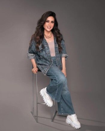 شاهد .. لطيفة التونسية بإطلالة دنيم كاجوال .. وتستشير الجمهور حول ألبومها المقبل