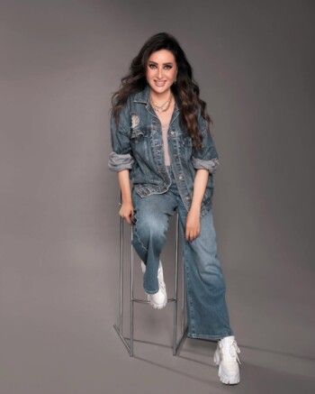 شاهد .. لطيفة التونسية بإطلالة دنيم كاجوال .. وتستشير الجمهور حول ألبومها المقبل