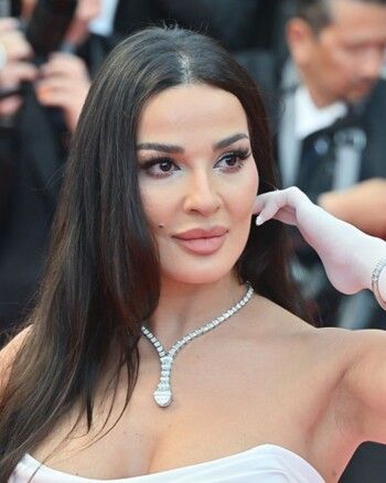 شاهد .. نادين نسيب نجيم "عروس" مهرجان كان السينمائي بإطلالة استثنائية