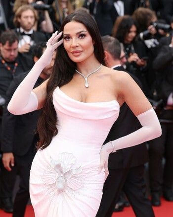شاهد .. نادين نسيب نجيم "عروس" مهرجان كان السينمائي بإطلالة استثنائية