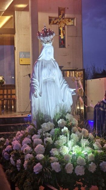 شاهد .. "يوم الصحافة والإعلام" في مزار سيدة لبنان حريصا والأب فادي تابت يحتضننا بمحبته