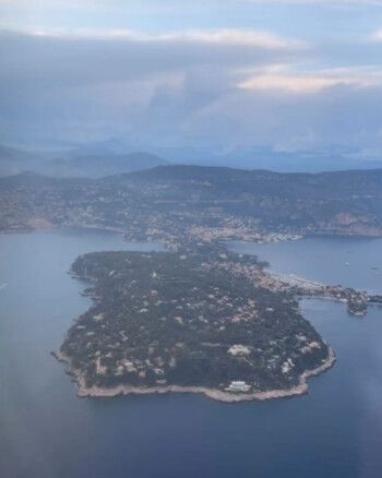 شاهد .. نسرين طافش تستمتع بسفرتها إلى كان برفقة زوجها