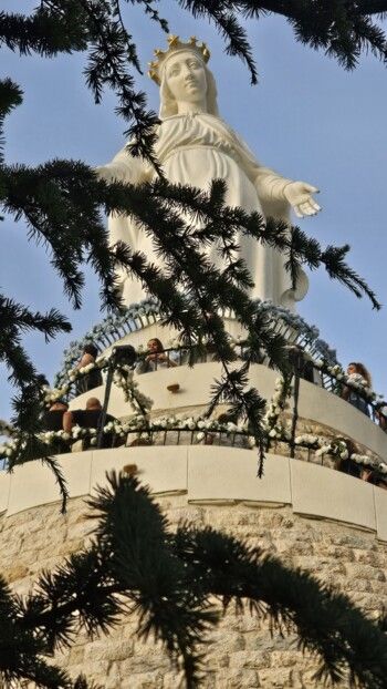 شاهد .. "يوم الصحافة والإعلام" في مزار سيدة لبنان حريصا والأب فادي تابت يحتضننا بمحبته