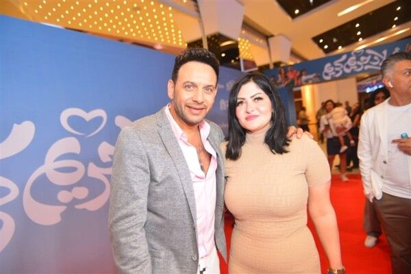 شاهد .. زوجة مصطفى قمر تطل في فيديو رومانسي يجمعهما