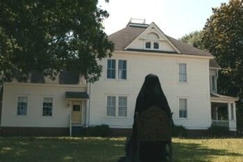 شاهد .. فيلم "امرأة في الفناء" .. رعب نفسي يُجسّد الذنب في هيئة شبح