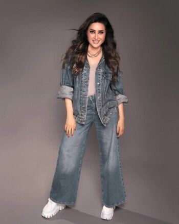 شاهد .. لطيفة التونسية بإطلالة دنيم كاجوال .. وتستشير الجمهور حول ألبومها المقبل